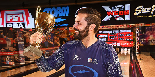 jason belmonte holding a trophy